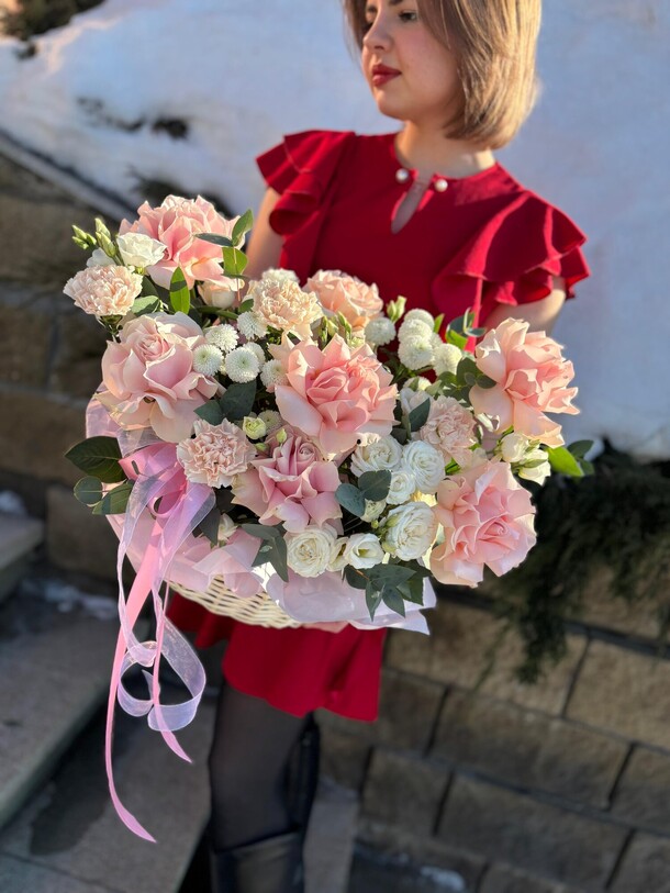 Корзина с цветами «вальс», артикул F1379619 - 17716 рублей, доставка по городу. Flawery - доставка цветов