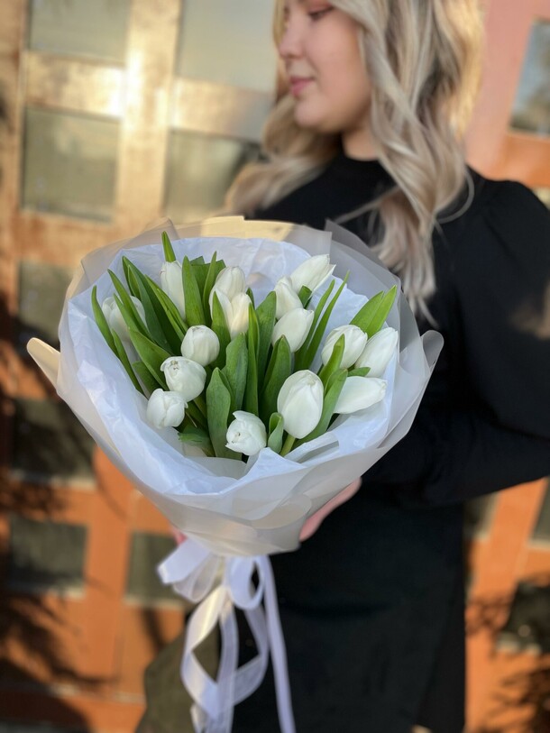 Монобукет «белоснежка» с тюльпанами, артикул F1379625 - 7618 рублей, доставка по городу. Flawery - доставка цветов