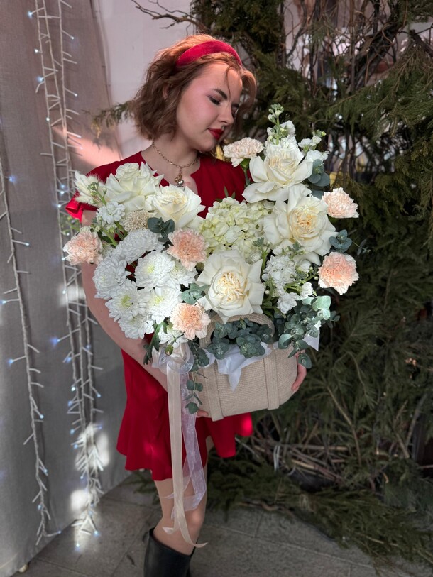 Корзина с цветами «мечтательница», артикул F1379786 - 16652 рублей, доставка по городу. Flawery - доставка цветов