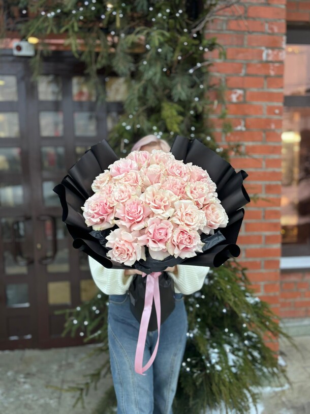 Монобукет «изысканный» из роз, артикул F1380535 - 8858 рублей, доставка по городу. Flawery - доставка цветов