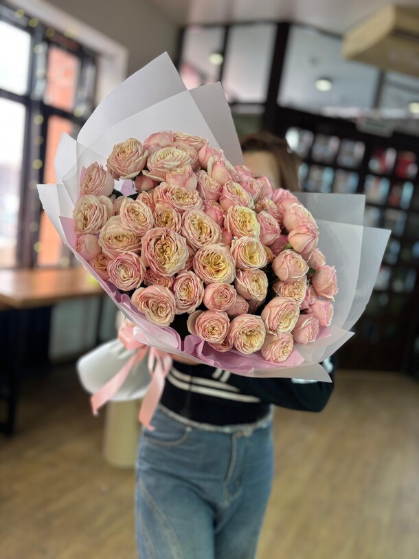 Монобукет «апельсинка» с кустовыми розами, артикул F1380607 - 13818 рублей, доставка по городу. Flawery - доставка цветов