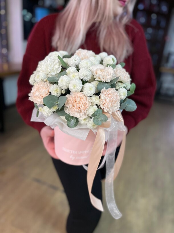 Цветы в коробке «для самой нежной», артикул F1380634 - 6909 рублей, доставка по городу. Flawery - доставка цветов