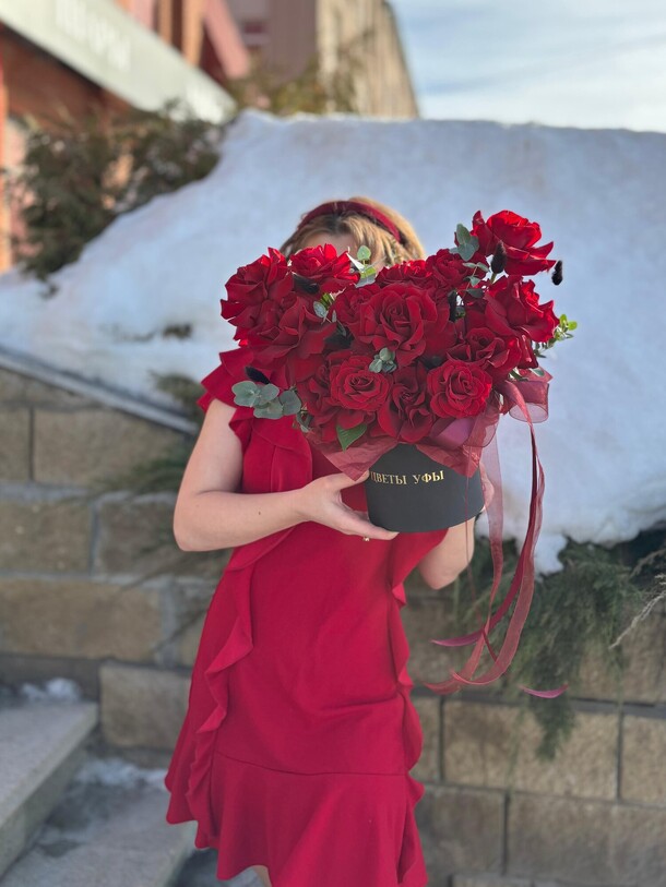 Цветы в коробке «феерия»из роз, артикул F1380643 - 9211 рублей, доставка по городу. Flawery - доставка цветов