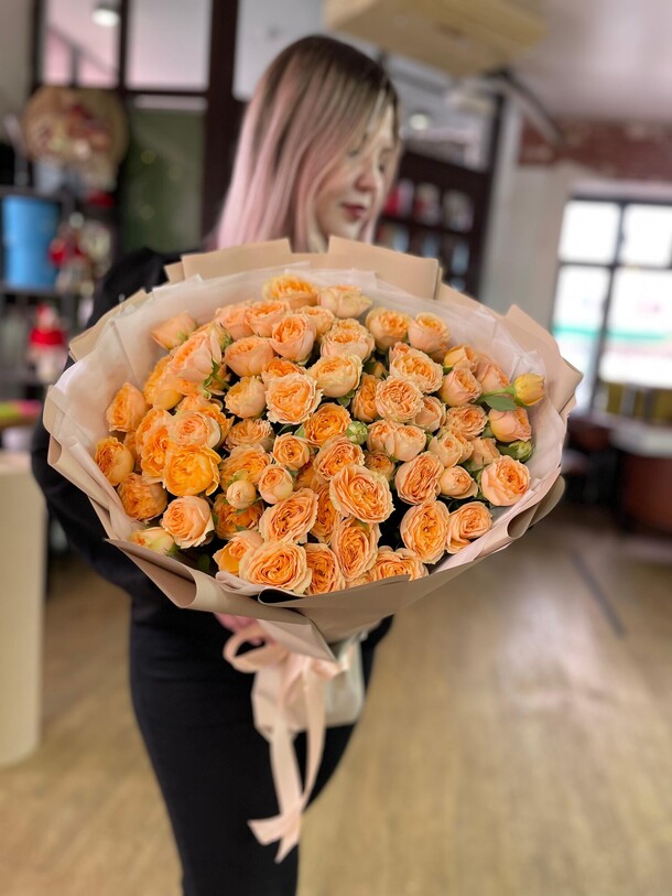 Монобукет «лето» из кустовых роз, артикул F1380646 - 11516 рублей, доставка по городу. Flawery - доставка цветов