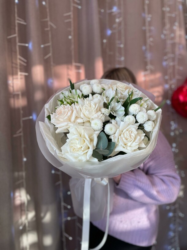 Букет белоснежных цветов, артикул F1383709 - 8680 рублей, доставка по городу. Flawery - доставка цветов