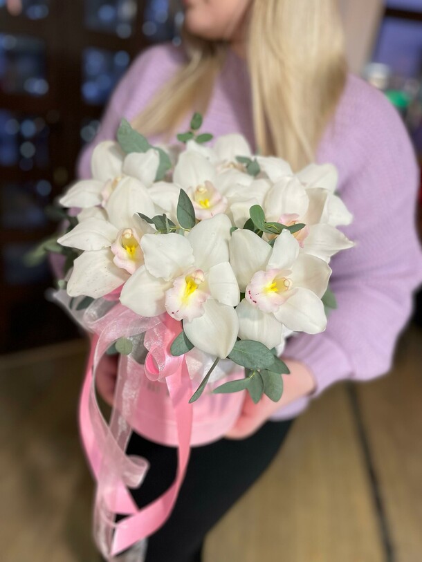 Коробка экзотических орхидей, артикул F1383712 - 8326 рублей, доставка по городу. Flawery - доставка цветов