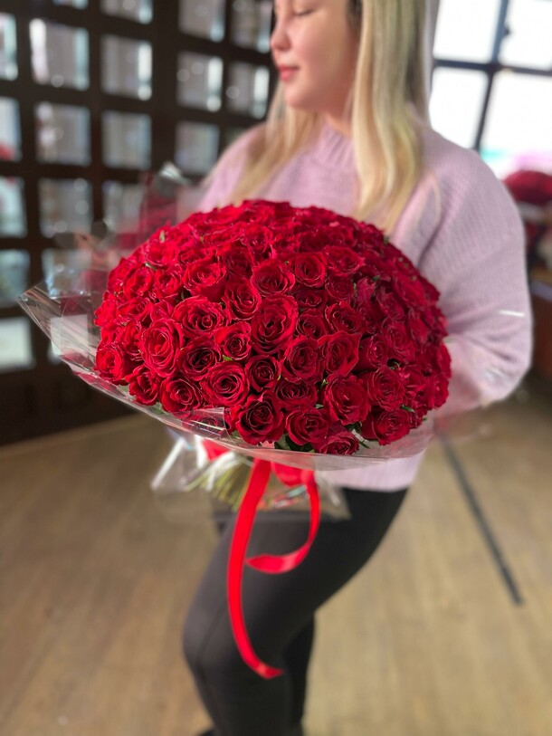 Букет из 101 розы кении, артикул F1383825 - 13851 рублей, доставка по городу. Flawery - доставка цветов