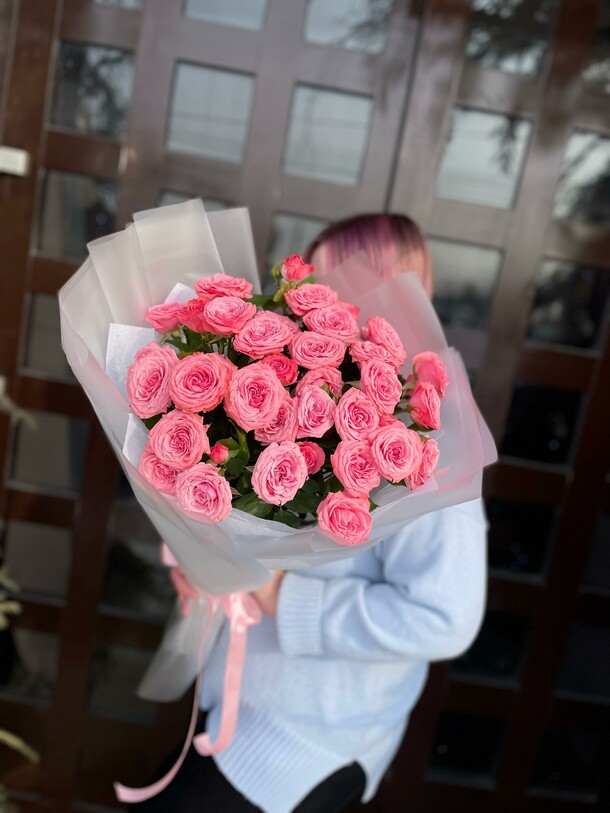 Букет кустовых роз, артикул F1385091 - 10612 рублей, доставка по городу. Flawery - доставка цветов