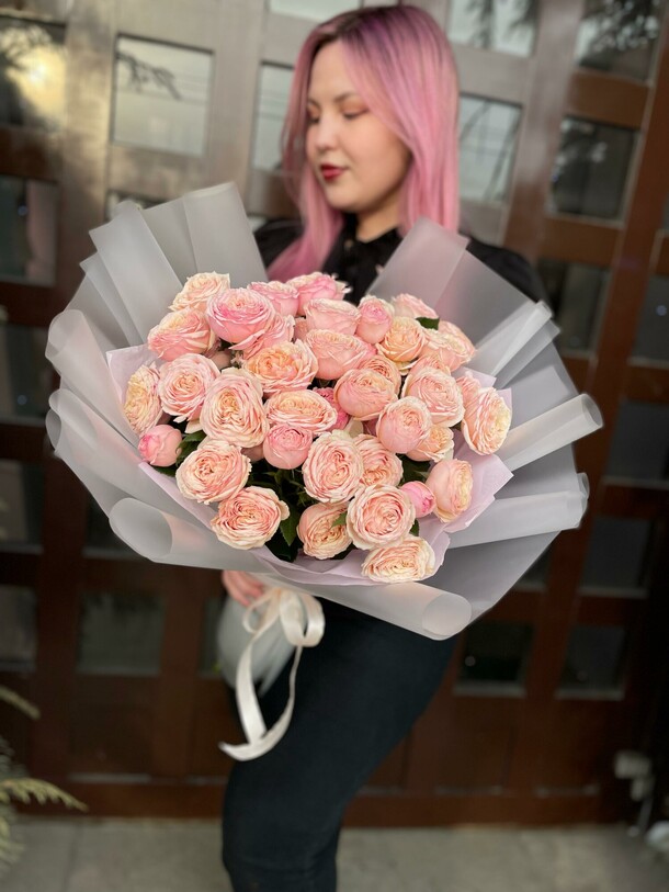 Букет кустовых роз, артикул F1385103 - 9647 рублей, доставка по городу. Flawery - доставка цветов