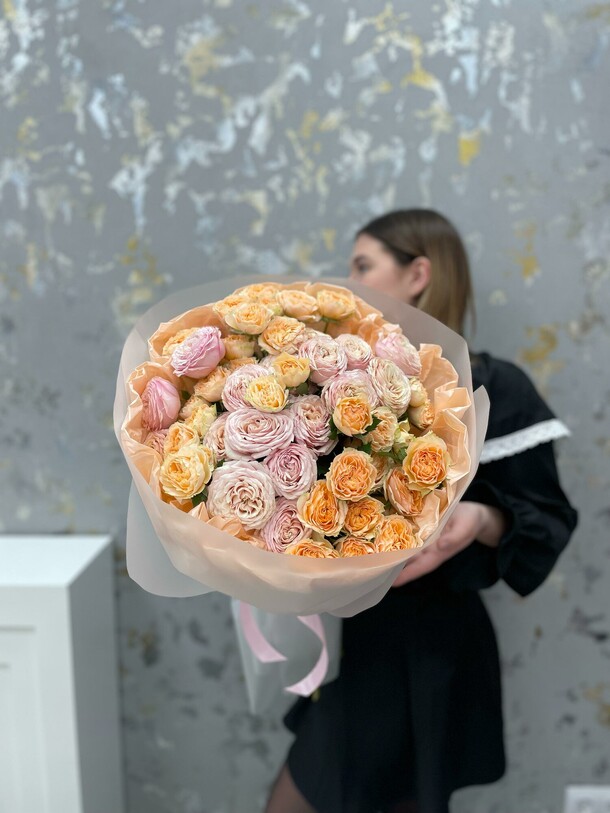 Букет кустовых пионовидных роз, артикул F1385773 - 10612 рублей, доставка по городу. Flawery - доставка цветов