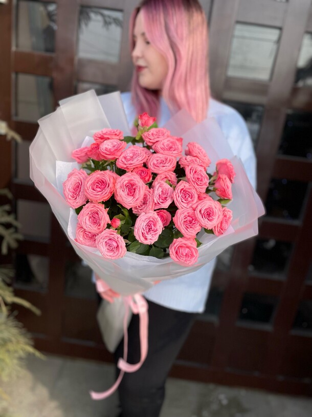 Букет кустовых роз "принцесса", артикул F1385779 - 8053 рублей, доставка по городу. Flawery - доставка цветов