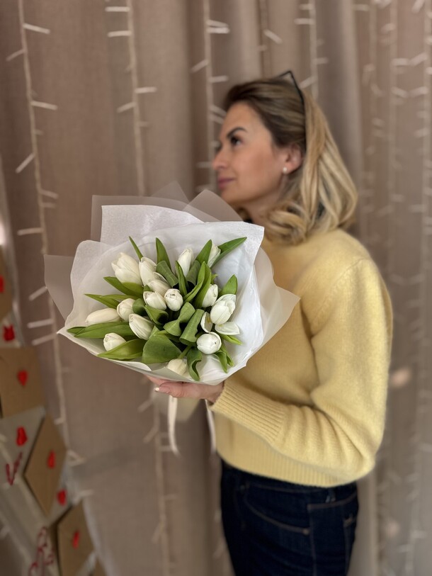 Букет из 15 тюльпанов, артикул F1388125 - 6218 рублей, доставка по городу. Flawery - доставка цветов