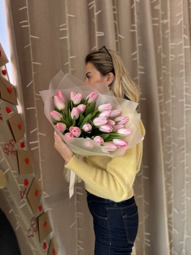 Букет из 25 тюльпанов, артикул F1388128 - 9902 рублей, доставка по городу. Flawery - доставка цветов