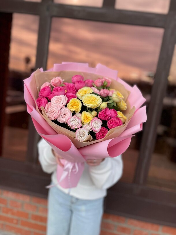 Букет кустовых роз " поздравляю", артикул F1397634 - 11112 рублей, доставка по городу. Flawery - доставка цветов