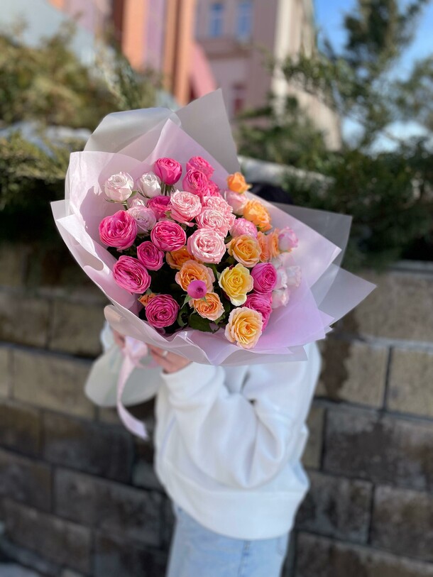 Букет кустовых роз " поздравляю🔥", артикул F1397647 - 9662 рублей, доставка по городу. Flawery - доставка цветов