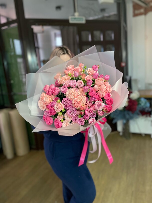 Букет кустовых роз "бум", артикул F1398078 - 23997 рублей, доставка по городу. Flawery - доставка цветов