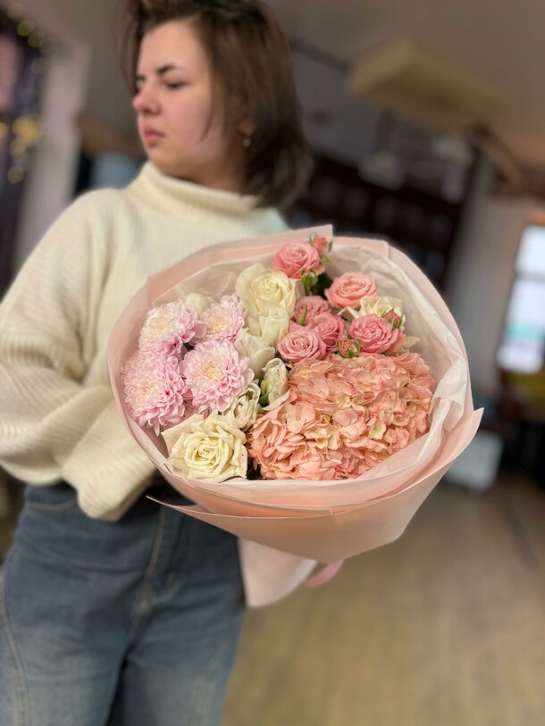 Нежный букет "с радостью", артикул F1398088 - 9502 рублей, доставка по городу. Flawery - доставка цветов