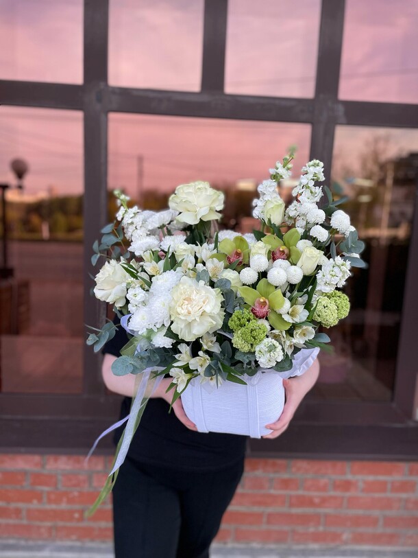 Корзина с цветами «цветочный сад», артикул F1412244 - 18843 рублей, доставка по городу. Flawery - доставка цветов