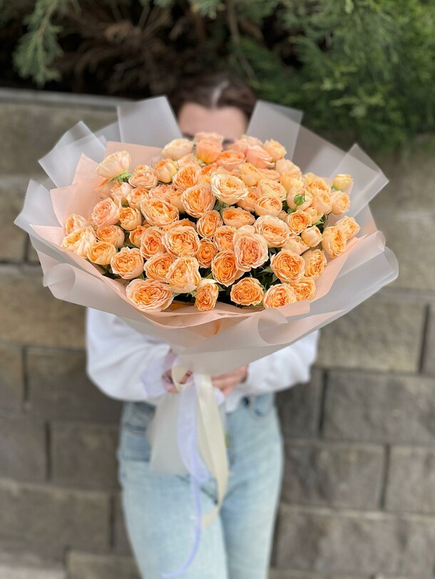 Букет из 11 кустовых роз, артикул F1414211 - 12063 рублей, доставка по городу. Flawery - доставка цветов