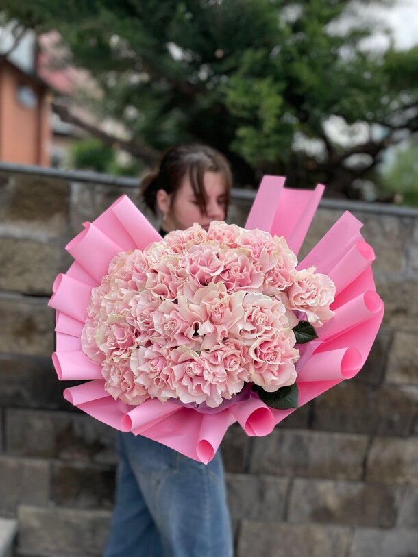 Объемный букет французких роз, артикул F1423450 - 10469 рублей, доставка по городу. Flawery - доставка цветов