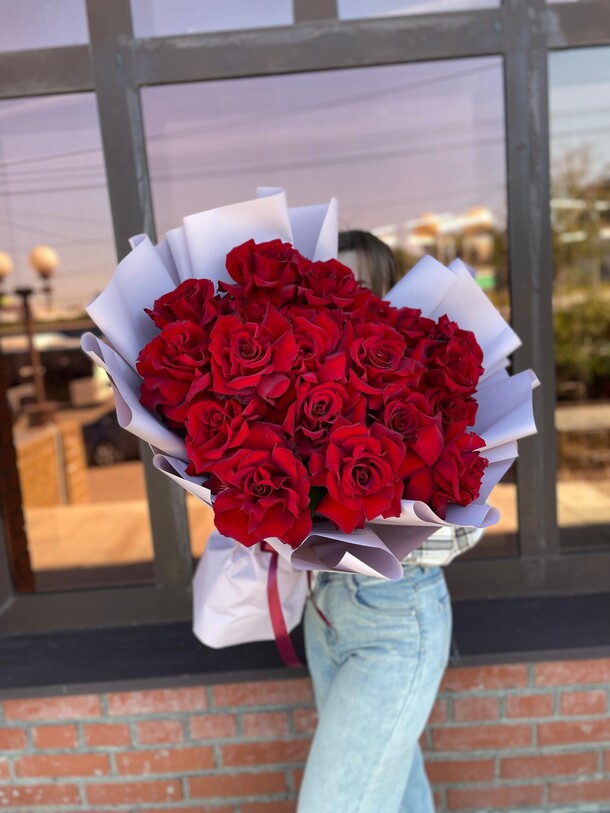 Букет из 21 кружевной розы, артикул F1423758 - 9180 рублей, доставка по городу. Flawery - доставка цветов