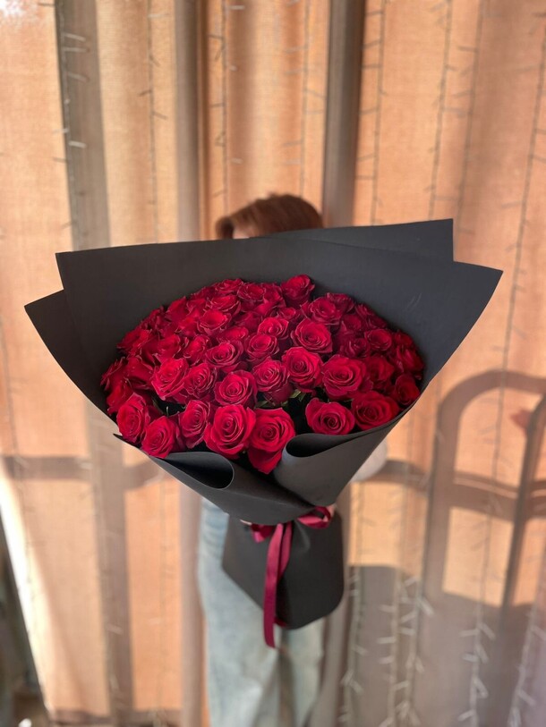 Букет из 51 алой розы, артикул F1423760 - 20292 рублей, доставка по городу. Flawery - доставка цветов