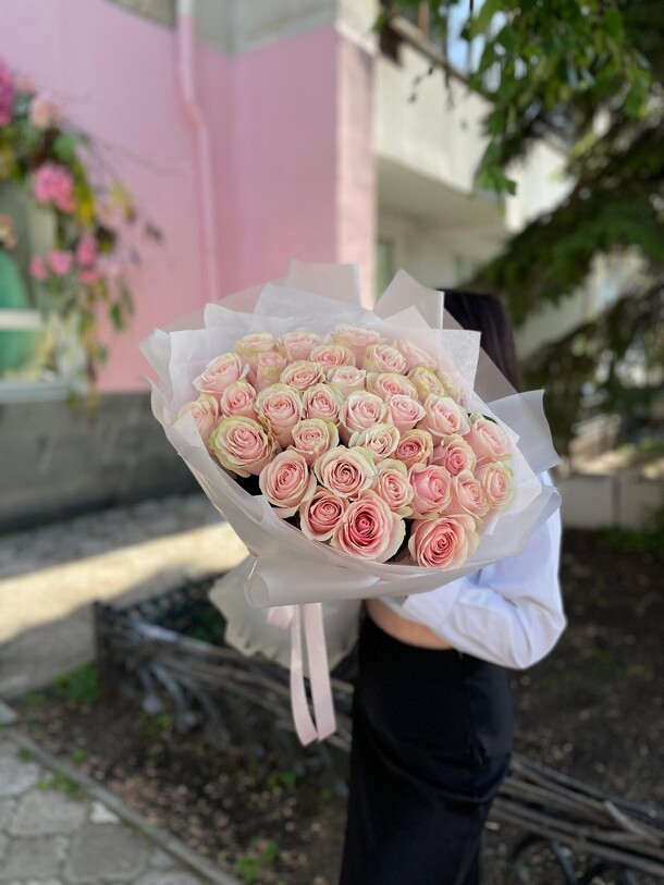 Букет из 35, артикул F1423793 - 12724 рублей, доставка по городу. Flawery - доставка цветов