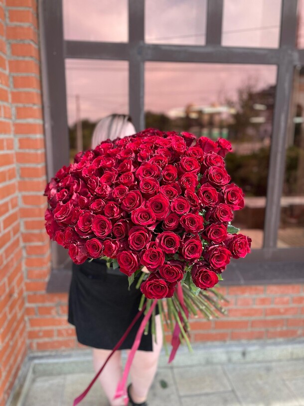 Букет «красная королева», артикул F1430778 - 42502 рублей, доставка по городу. Flawery - доставка цветов