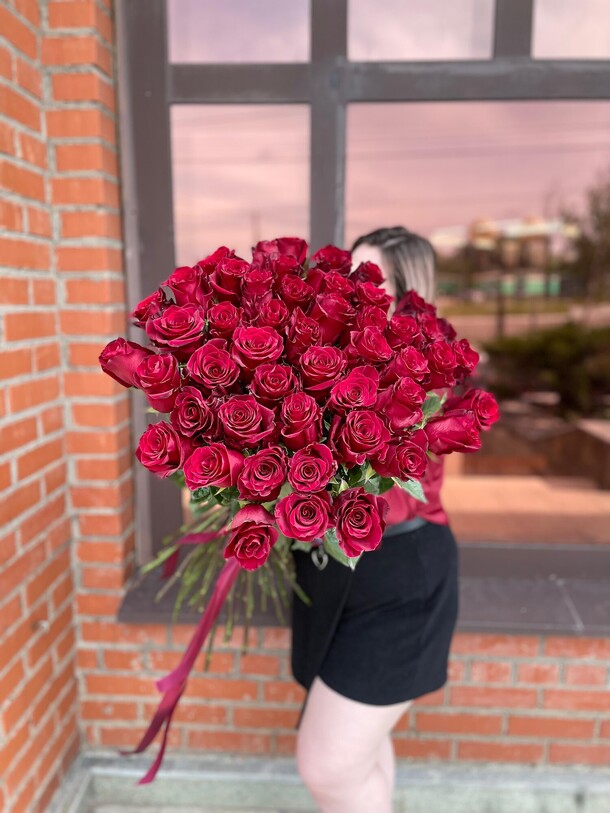 Букет красных роз, артикул F1430779 - 21564 рублей, доставка по городу. Flawery - доставка цветов