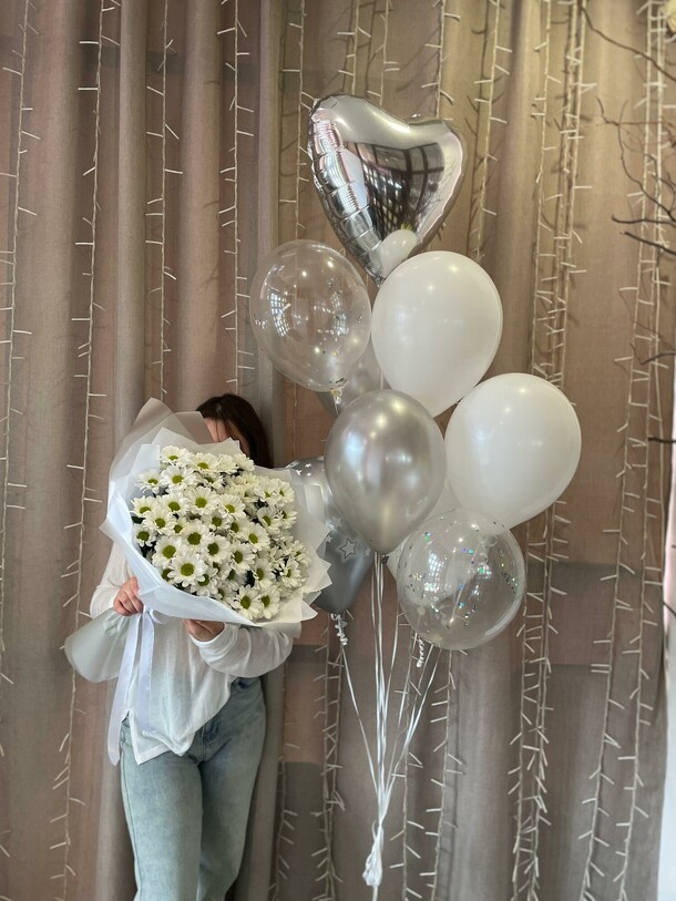 Сет букет + шары, артикул F1431824 - 8053 рублей, доставка по городу. Flawery - доставка цветов
