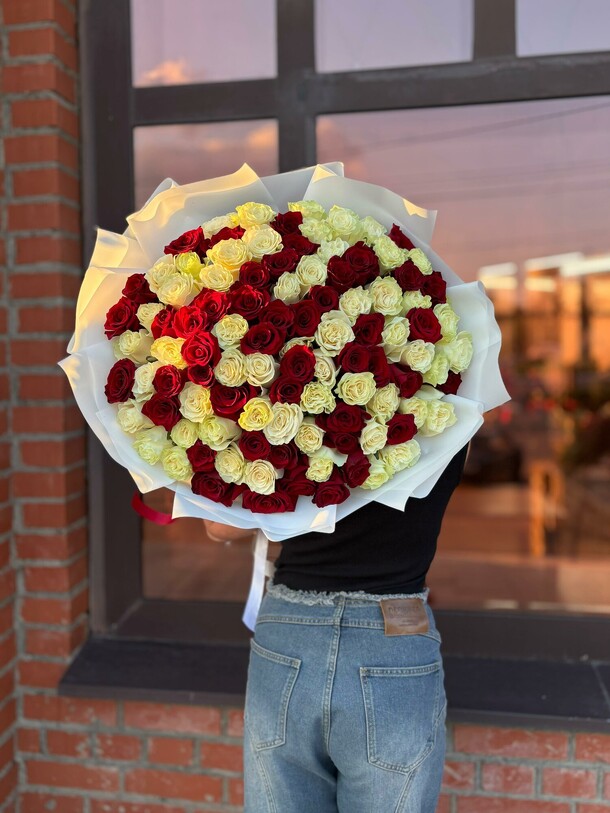Букет из 101 розы эквадор, артикул F1433548 - 35270 рублей, доставка по городу. Flawery - доставка цветов