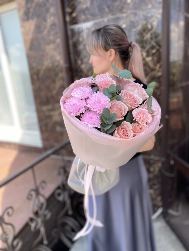 Букет «amore» из роз и зефирного алтая с добавлением веточек эвкалипта, артикул F1437267 - 4671 рублей, доставка по городу. Flawery - доставка цветов