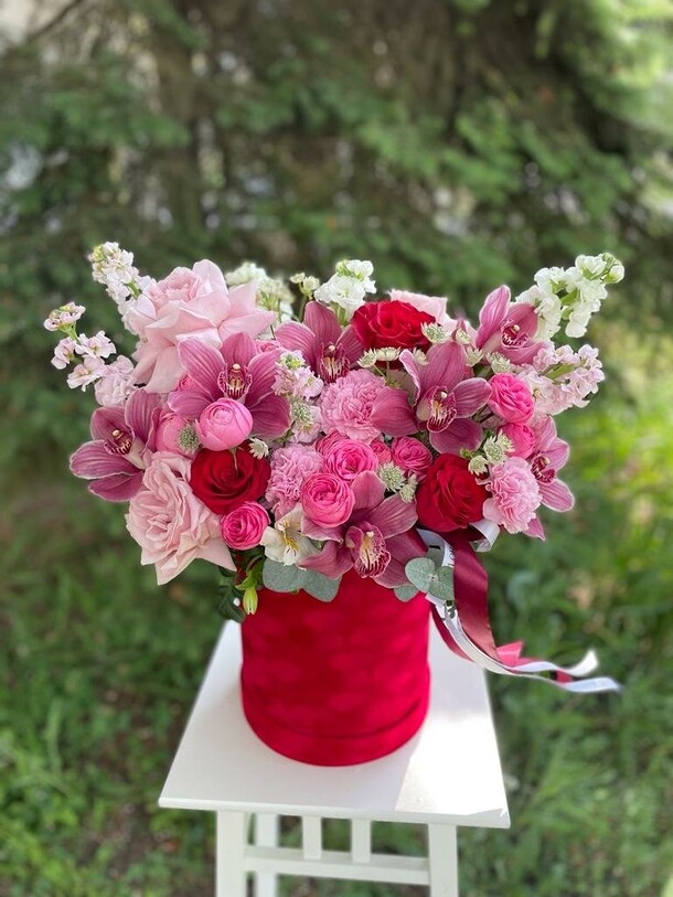 Шляпная коробка "романтика", артикул F19541 - 49702 рублей, доставка по городу. Flawery - доставка цветов