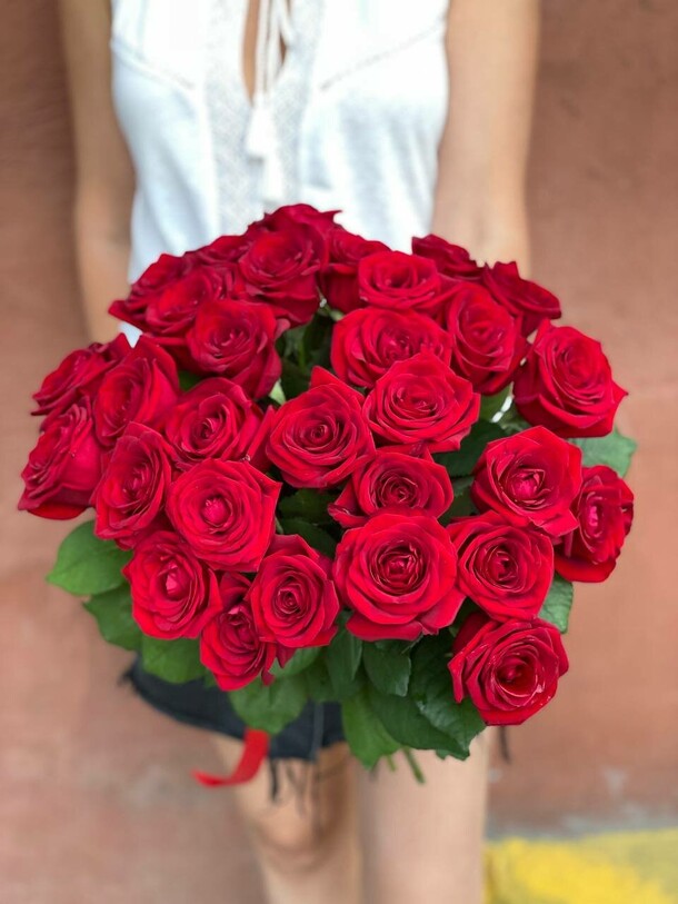 31 роза, артикул F19542 - 20260 рублей, доставка по городу. Flawery - доставка цветов