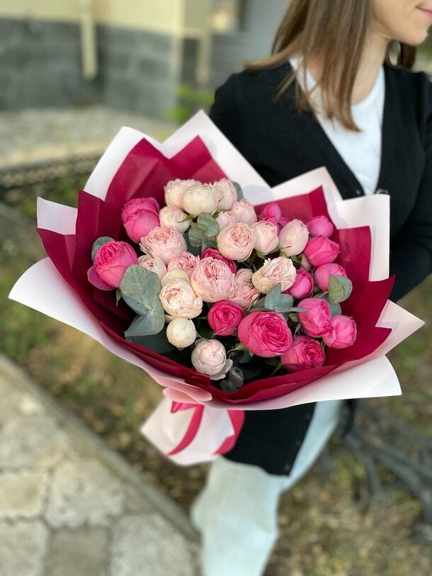 Букет из кустовой розы микс, артикул F23596 - 14334 рублей, доставка по городу. Flawery - доставка цветов