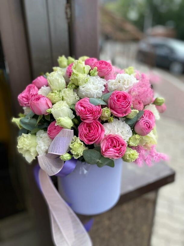 Шляпная коробка "сюрприз", артикул F32741 - 16504 рублей, доставка по городу. Flawery - доставка цветов