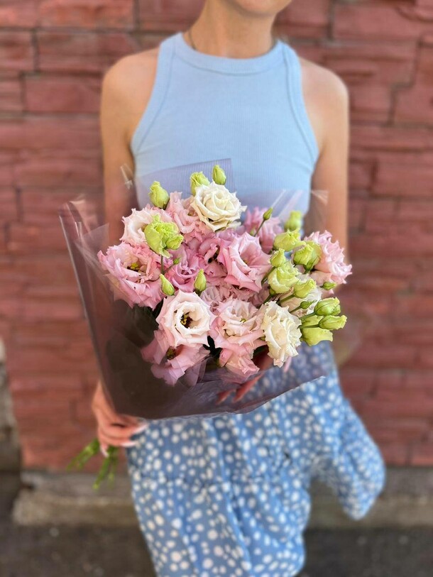 Букет комплимент из лизиантусов, артикул F33394 - 8360 рублей, доставка по городу. Flawery - доставка цветов