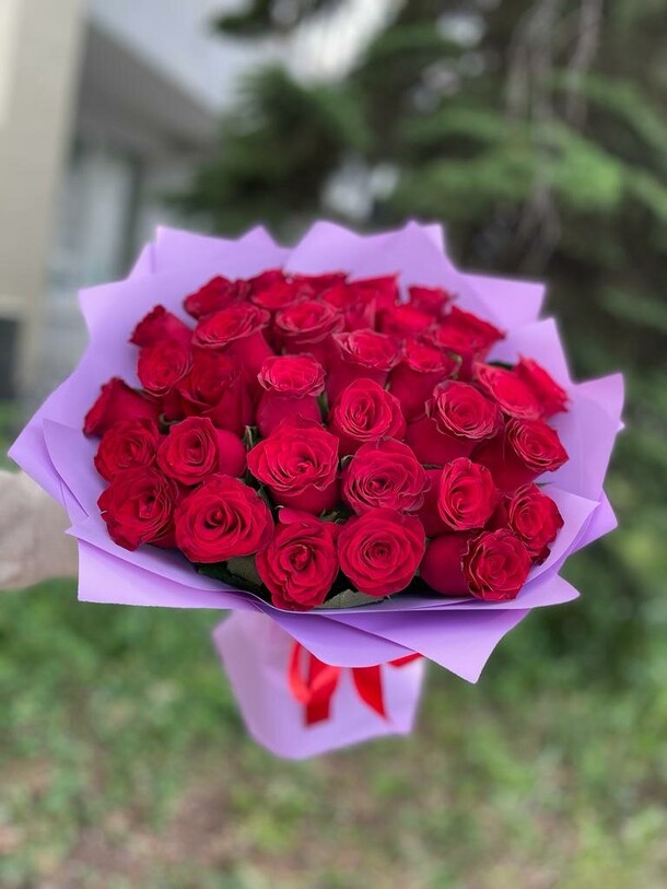 31 красная роза, артикул F36165 - 7248 рублей, доставка по городу. Flawery - доставка цветов