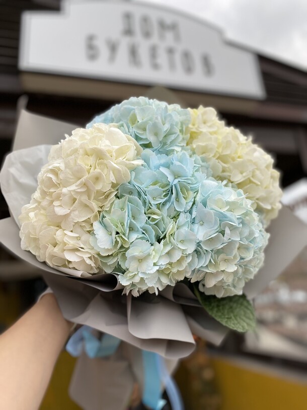 Букет из трех гортензий, артикул F42499 - 6281 рублей, доставка по городу. Flawery - доставка цветов