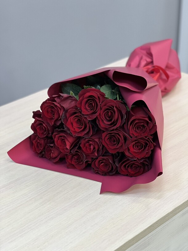 15 красных роз, артикул F1251872 - 5200 рублей, доставка по городу. Flawery - доставка цветов