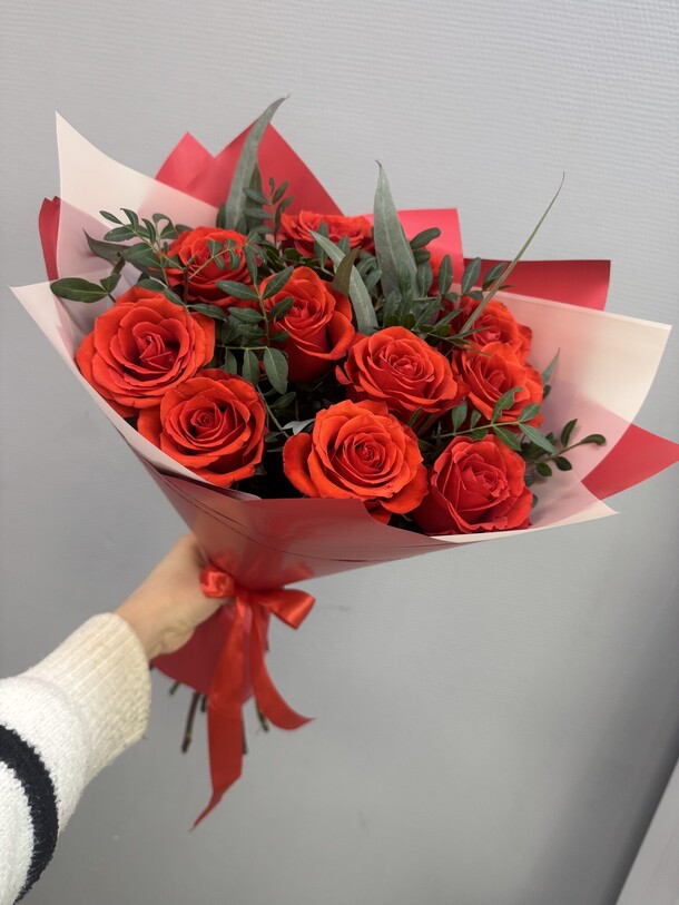 11 красных роз с эвкалиптом, артикул F1398083 - 4320 рублей, доставка по городу. Flawery - доставка цветов