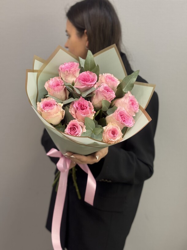 11 роз с эвкалиптом, артикул F1398089 - 4320 рублей, доставка по городу. Flawery - доставка цветов