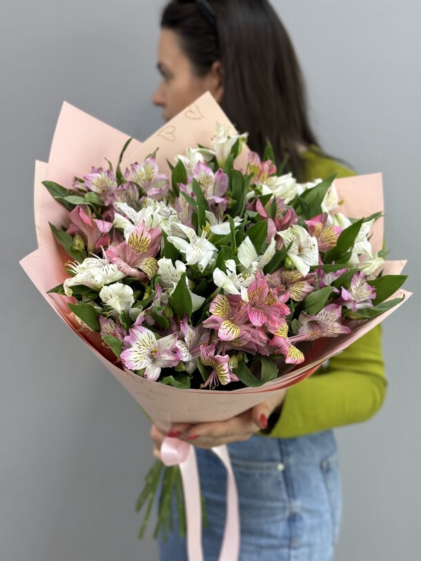 15 альстромерий, артикул F1398097 - 5200 рублей, доставка по городу. Flawery - доставка цветов