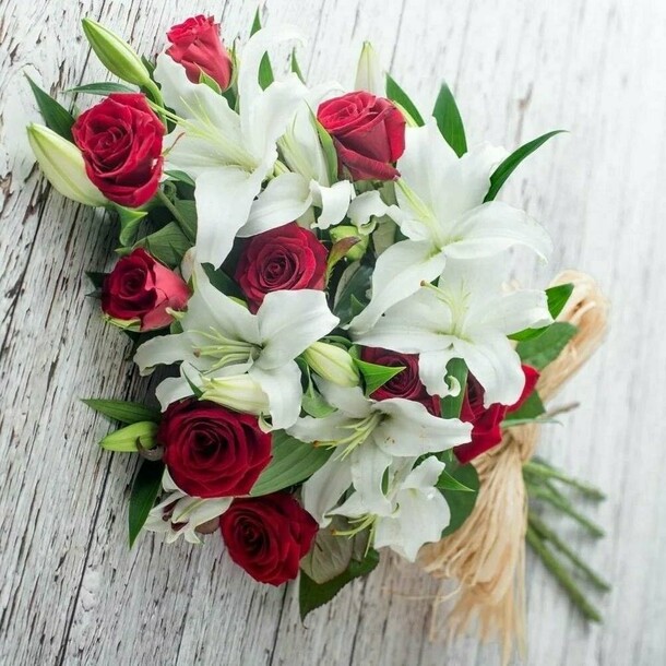 Букет из лилий и роз, артикул F25822 - 5595 рублей, доставка по городу. Flawery - доставка цветов