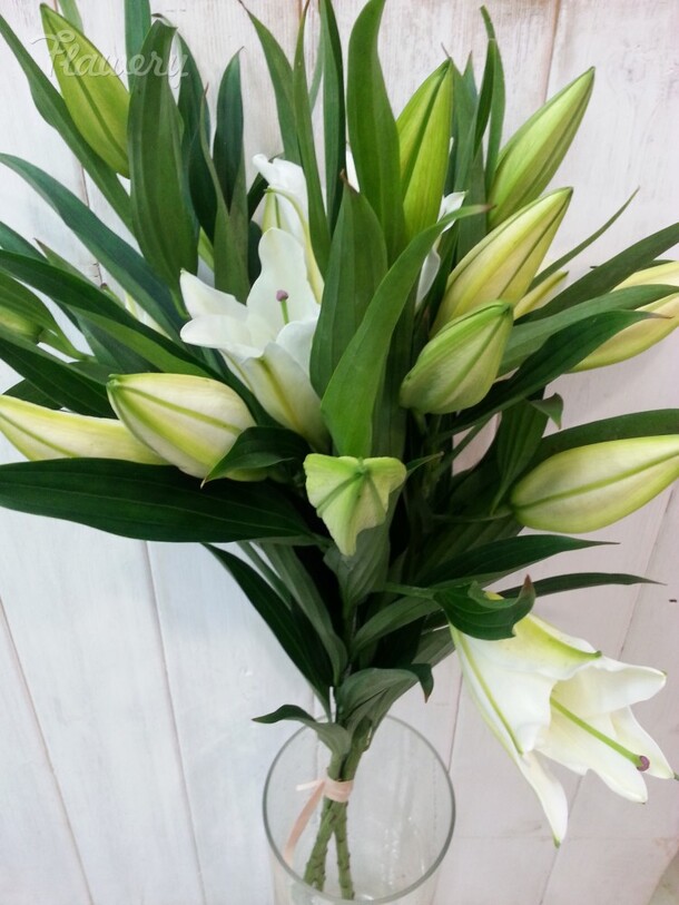 Букет из 5 лилий, артикул F26346 - 4995 рублей, доставка по городу. Flawery - доставка цветов