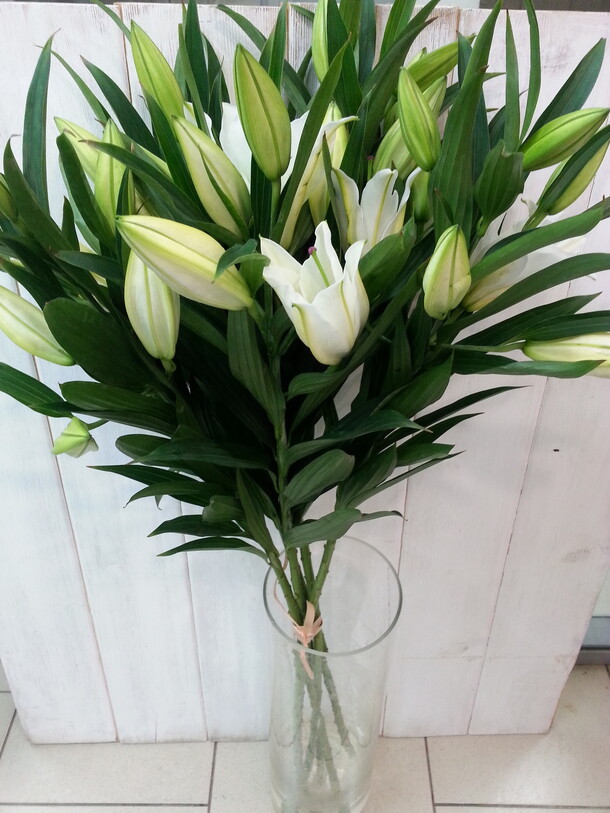 Букет из 7 лилий, артикул F26347 - 6750 рублей, доставка по городу. Flawery - доставка цветов