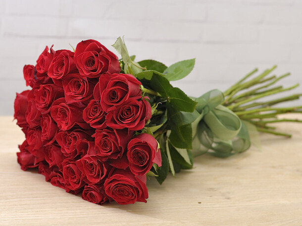 Букет из 25 красных роз 60 см, артикул F69740 - 8575 рублей, доставка по городу. Flawery - доставка цветов