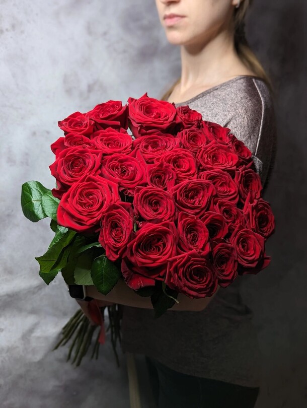 Классика из 29 роз, артикул F108992 - 7050 рублей, доставка по городу. Flawery - доставка цветов