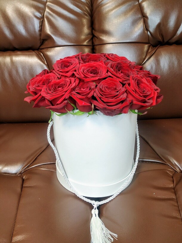 Шляпна коробка с 21 розой, артикул F110028 - 6676 рублей, доставка по городу. Flawery - доставка цветов