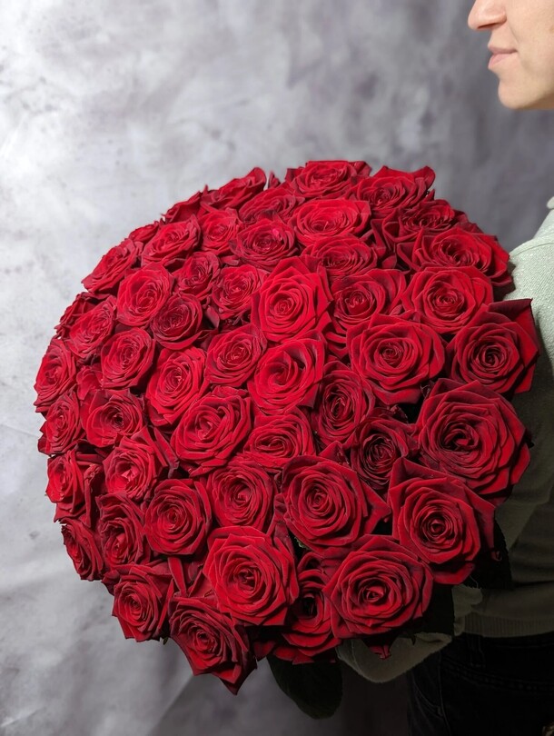 51 красная роза 60см, артикул F110352 - 11860 рублей, доставка по городу. Flawery - доставка цветов